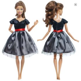 Axinni vékony modellbaba, elegáns ruhában