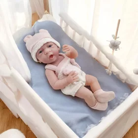   Baby Doll - Hagyományos baba, üvegszemű, ruhával és kiegészítőkkel